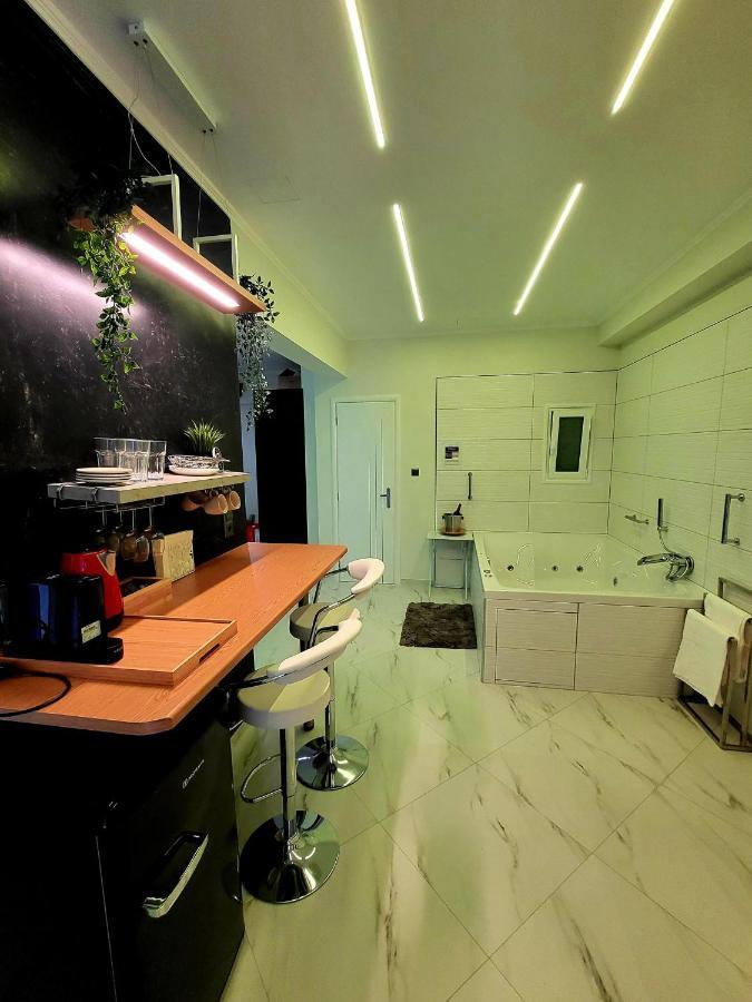 Romantic Deluxe Svite Wise Jacuzzi And Sauna 雅典 外观 照片