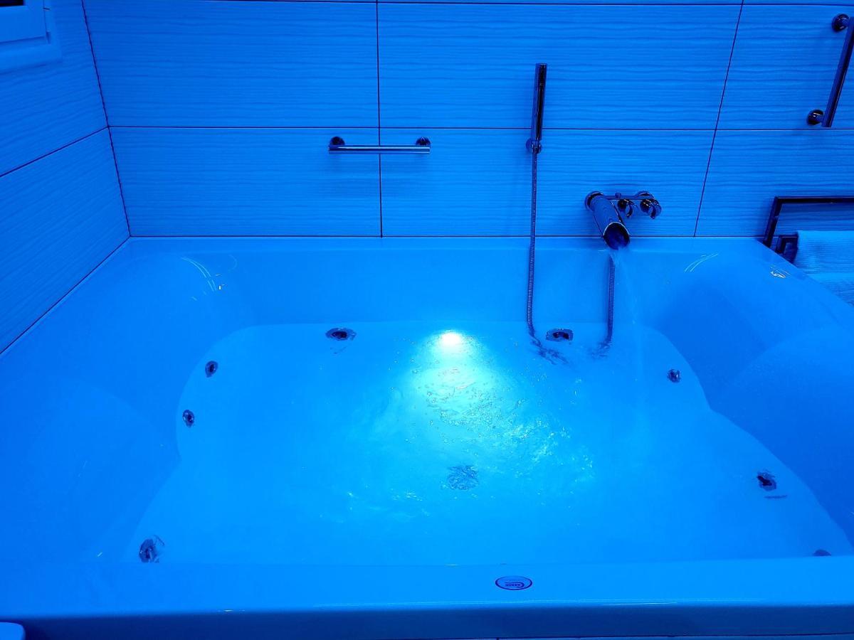 Romantic Deluxe Svite Wise Jacuzzi And Sauna 雅典 外观 照片