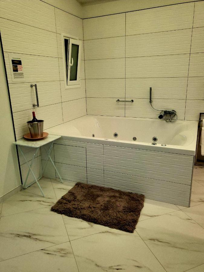 Romantic Deluxe Svite Wise Jacuzzi And Sauna 雅典 外观 照片