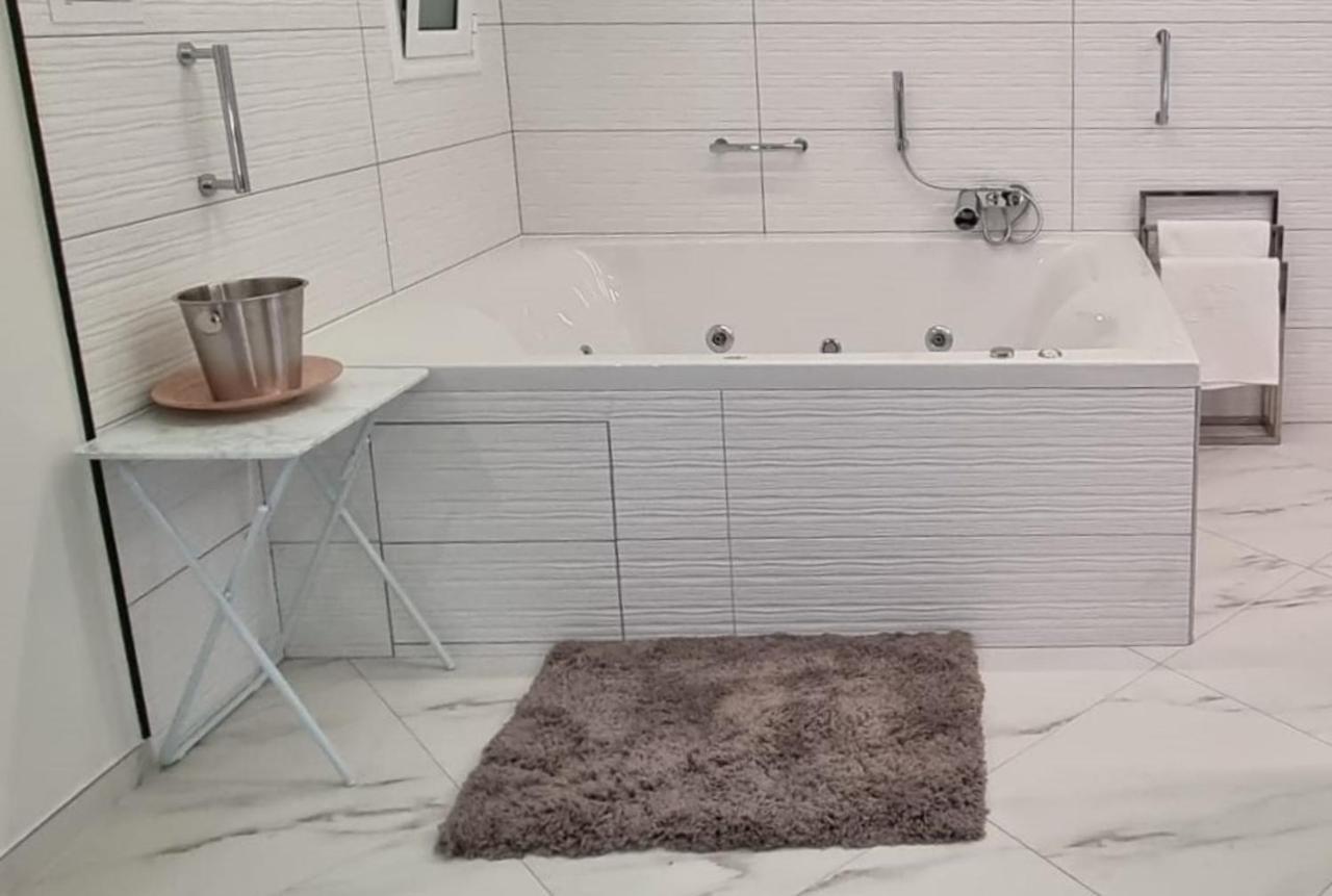 Romantic Deluxe Svite Wise Jacuzzi And Sauna 雅典 外观 照片
