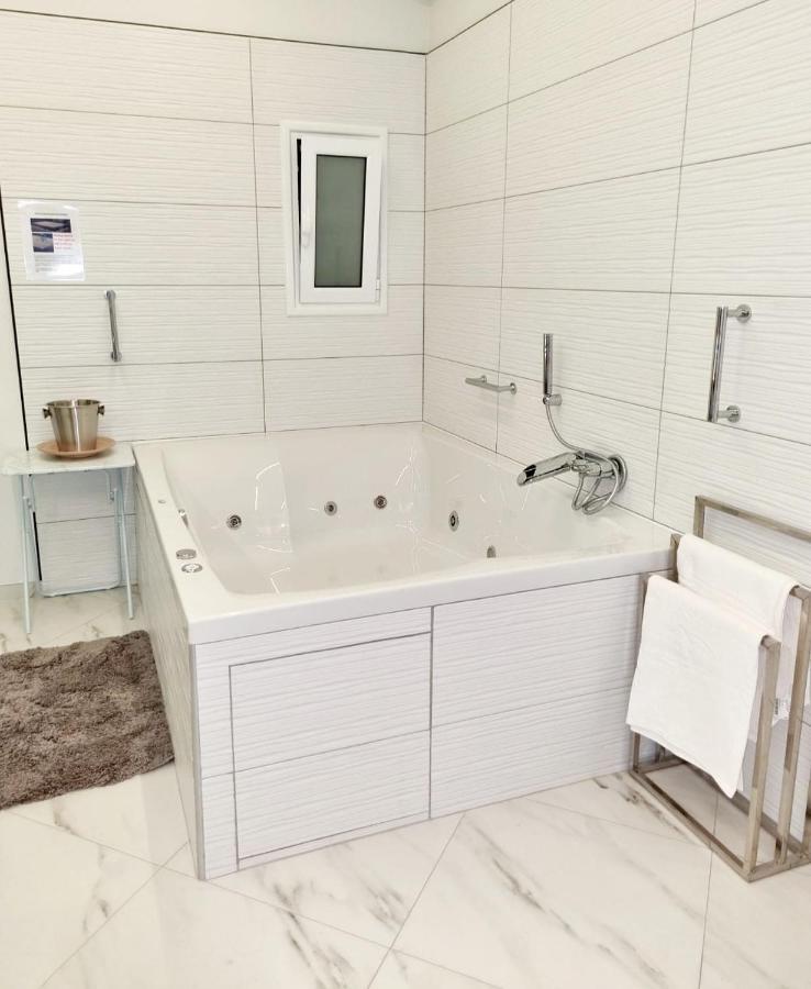 Romantic Deluxe Svite Wise Jacuzzi And Sauna 雅典 外观 照片