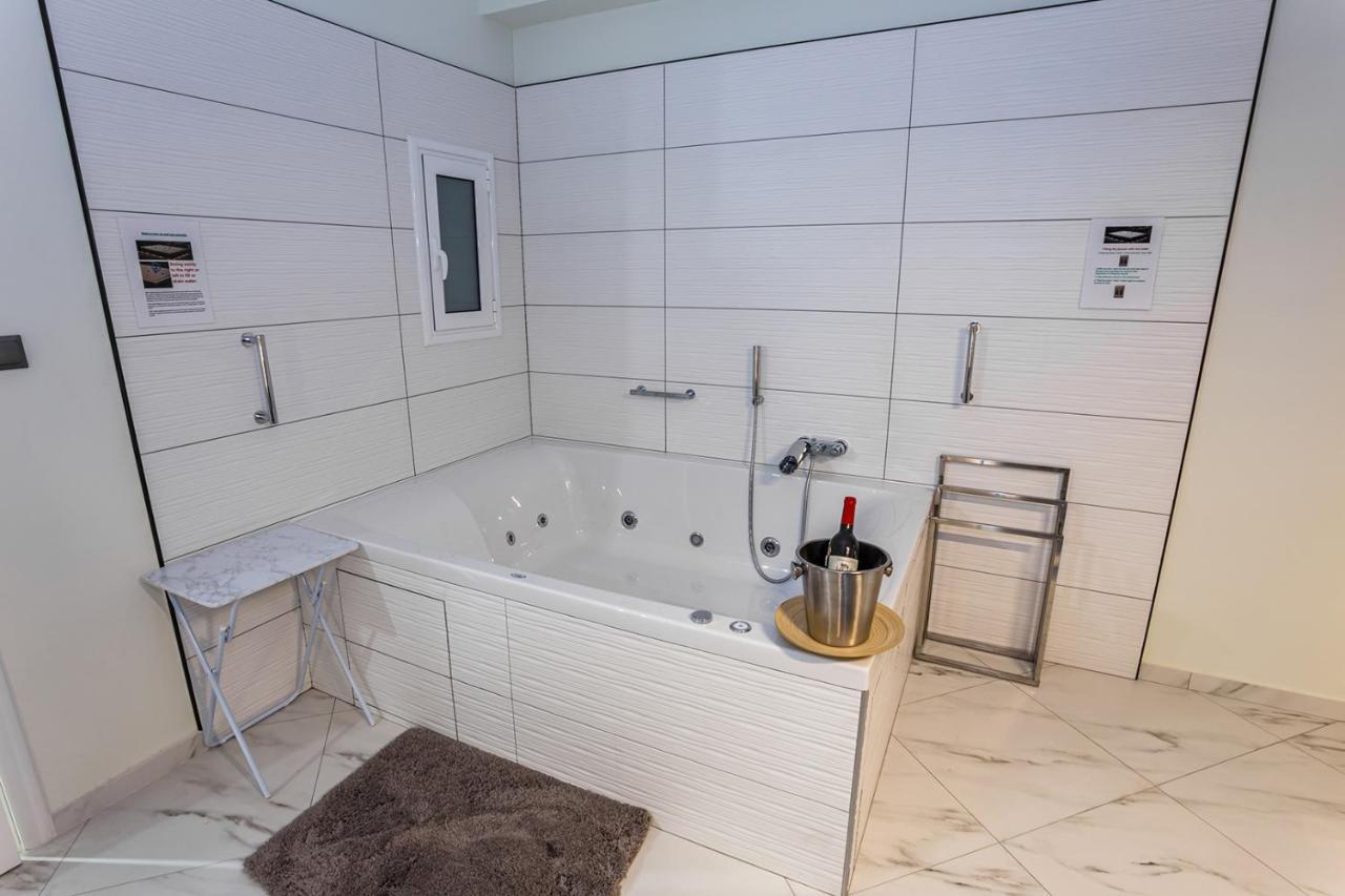 Romantic Deluxe Svite Wise Jacuzzi And Sauna 雅典 外观 照片